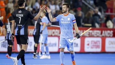 AMSTELVEEN - Nicolas Keenan van Argentinië en Thierry Brinkman van Nederland begroeten elkaar na afloop van de groepsfase wedstrijd op het WK hockey tussen Argentinië en Nederland in het Wagener Stadion. BAS CZERWINSKI / ANP