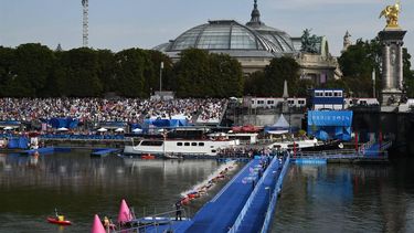 Athletes jump into the Seine river to start the swimming stage of the men's individual triathlon at the Paris 2024 Olympic Games in central Paris on July 31, 2024. 
Jeff PACHOUD / AFP