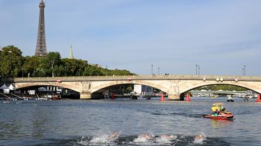 2023-08-16 10:33:03 Athletes swim in the waters of the River Seine at the Alexander III Bridge, during the swim familiarisation event on the eve of planned triathlon test races in Paris, on August 16, 2023.   The swim familiarisation event follows the cancellation on August 6 of the pre-Olympics test swimming competition due to excessive pollution which forced organisers to cancel the pre-Olympics event. From August 17 to 20, 2023, Paris 2024 is organising four triathlon events to test several arrangements, such as the sports operations, one year before the Paris 2024 Olympic and Paralympic Games.
Bertrand GUAY / AFP