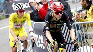 epa12247738 Yellow Jersey overall leader Slovenian rider Tadej Pogacar of UAE Team Emirates and Danish rider Jonas Vingegaard (R) of Team Visma-Lease a Bike in action on the final climb of the 14th stage of the Tour de France cycling race over 182.6km from Pau to Luchon-Superbagneres, France, 19 July 2025.  EPA/MARTIN DIVISEK