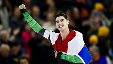 HEERENVEEN - Jenning de Boo juicht na het winnen van de 500 meter voor mannen tijdens de eerste dag van het NK afstanden in Thialf. De olympische winter werd afgetrapt met het driedaagse schaatstoernooi. ANP VINCENT JANNINK