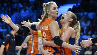 Netherland's Hester Jasper (L) and Marrit Jasper (R) react during the Women's EuroVolley 2023 finals bronze volleyball match against Netherlands and Italy in Brussels on September 3, 2023.  
JOHN THYS / AFP