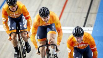APELDOORN - Jeffrey Hoogland, Harrie Lavreysen en Roy van den Berg tijdens een training in Omnisport Apeldoorn. De Nederlandse sprintselectie traint in aanloop naar het WK baanwielrennen. KOEN VAN WEEL / ANP