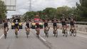 2023-09-17 16:23:11 epa10866582 The overall leader, US rider Sepp Kuss (C) of Team Jumbo-Visma and his teammates pose during the 21st stage of the Vuelta a Espana, a 101 km race from Hipodromo de la Zarzuela to Madrid, in Madrid, Spain, 17 September 2023.  EPA/Manu Bruque