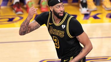 epa11138465 Los Angeles Lakers forward Anthony Davis reacts after a missed basket during the second half of the NBA basketball game between the Denver Nuggets and the Los Angeles Lakers in Los Angeles, California USA, 08 February 2024.  EPA/ALLISON DINNER  SHUTTERSTOCK OUT