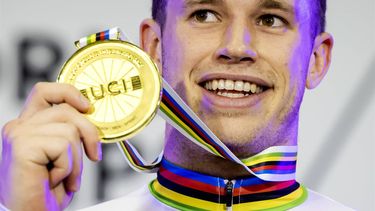 2023-08-07 23:06:30 GLASGOW - Harrie Lavreysen met zijn gouden medaille tijdens de ceremonie van het onderdeel Sprint tijdens de wereldkampioenschappen baanwielrennen. De Schotse stad is van 3 tot en met 13 augustus het toneel van een wereldkampioenschap met meerdere fiets disciplines. ANP ROBIN VAN LONKHUIJSEN