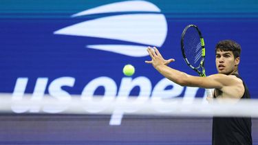 Spain's Carlos Alcaraz returns the ball to Australia's Li Tu during their men's singles first round match on day two of the US Open tennis tournament at the USTA Billie Jean King National Tennis Center in New York City, on August 27, 2024. 
CHARLY TRIBALLEAU / AFP