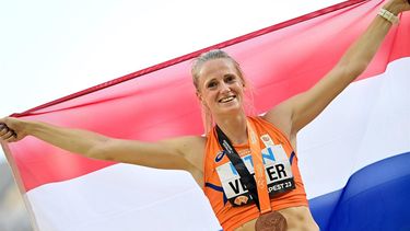 2023-08-20 18:24:05 epa10810400 Bronze medalist Anouk Vetter of the Netherlands celebrates after her run in the 800m of the Heptathlon at the World Athletics Championships in Budapest, Hungary, 20 August 2023.  EPA/CHRISTIAN BRUNA