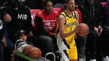 2023-02-18 19:12:49 epa10476539 Tyrese Haliburton of the Indiana Pacers  competes during the NBA All-Star Weekend Starry 3-Point Contest at Vivint Arena in Salt Lake City, Utah, USA, 18 February 2023.  EPA/GEORGE FREY  SHUTTERSTOCK OUT