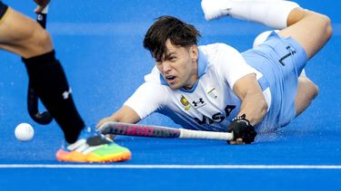 AMSTELVEEN - Nicolas Keenan van Argentinie in duel met Yusuke Kawamura van Japan (L) tijdens de groepsfase wedstrijd op het WK hockey tussen Argentinië - Japan in het Wagener Stadion. KOEN VAN WEEL / ANP