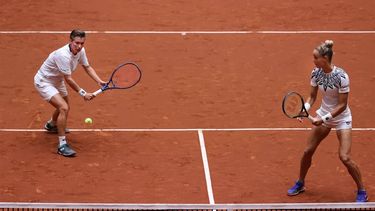 DEN BOSCH - Arantxa Rus (r) en Demi Schuurs voor Nederland  tegen de Chinezen Shuai Zhang en Yifan Xu in de dubbelpartij bij 2-2, tijdens de Billie Jean King Cup Play-off. De Nederlandse tennisters spelen twee dagen tegen China in de hoop de qualifiers te bereiken. ANP KOEN SUYK