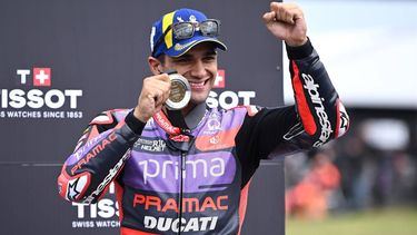 epa11668026 Jorge Martin of Spain for Prima Pramac Racing celebrates winning the MotoGP Sprint Race as part of the Australian Motorcycle Grand Prix at the Phillip Island Grand Prix Circuit in Phillip Island, Australia, 19 October 2024.  EPA/JOEL CARRETT  AUSTRALIA AND NEW ZEALAND OUT