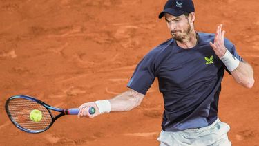 Britain's Andy Murray plays a forehand return to Switzerland's Stan Wawrinka during their men's singles match on day one of The French Open tennis tournament on Court Philippe-Chatrier at The Roland Garros Complex in Paris on May 26, 2024. 
Alain JOCARD / AFP