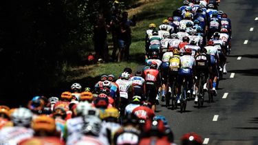 2023-07-14 14:32:42 epa10745884 The peloton during the 13th stage of the Tour de France 2023, a 138kms race from Chatillon-Sur-Charlaronne to Grand Colombier, France, 14 July 2023.  EPA/CHRISTOPHE PETIT TESSON