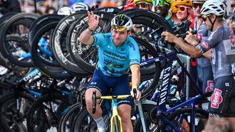Britain's Mark Cavendish waves as other cyclists form a guard of honour to mark his retirement before the start of the third Tour de France Singapore Criterium race in Singapore on November 10, 2024. 39-year-old Cavendish, the record stage winner on the Tour with 35, competes in the final race of his storied career in Singapore.
Roslan RAHMAN / AFP