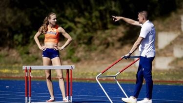 ARNHEM - Femke Bol en trainer Laurent Meuwly tijdens een open training als onderdeel van de teampresentatie voor de WK Atletiek in Tokio, Japan. ANP ROBIN VAN LONKHUIJSEN