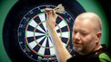 DELFT - Raymond van Barneveld tijdens een test van een nieuwe dartpijl die is ontwikkeld door onderzoekers van de TU Delft. Volgens de onderzoekers gaat het om een dartpijl die bijna 50 procent preciezer is dan een conventionele dartpijl. ANP ROBIN VAN LONKHUIJSEN