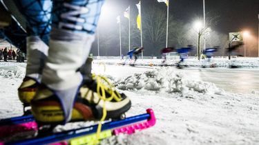 NOORDLAREN - Schaatsers in actie tijdens de tweede marathon op natuurijs van het seizoen. De wedstrijd om het Gewestelijk Kampioenschap Marathon op Natuurijs wordt verreden op de baan van ijsclub De Hondsrug. ANP VINCENT JANNINK