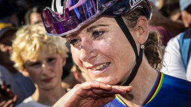 2023-09-10 16:17:36 ARNHEM - Annemiek van Vleuten neemt afscheid na afloop van de laatste etappe van de Simac Ladies Tour. Het was de laatste keer dat de renster als professional op de fiets stapte. ANP VINCENT JANNINK