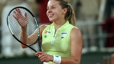 epa13016226 Maja Chwalinska of Poland celebrates winning her Women's semifinal match against Diana Shnaider of Russia at the French Open Grand Slam tennis tournament at Roland Garros in Paris, France, 04 June 2026.  EPA/MOHAMMED BADRA