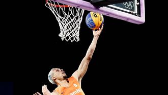 PARIJS - Worthy de Jong in actie tijdens de 3x3 basketbal finale tussen Nederland en Frankrijk op het Place de la Concorde tijdens de Olympische Spelen. ANP REMKO DE WAAL