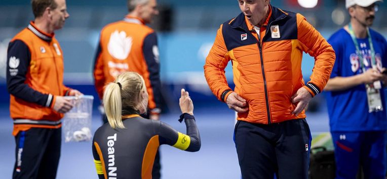 MILAAN - (l-r) Marijke Groenewoud, Bondscoach Rintje Ritsma na afloop van de halve finales ploegenachtervolging vrouwen bij het langebaanschaatsen in het Milano Speed Skating Stadium op de Olympische Winterspelen van Milaan. SEM VAN DER WAL / ANP