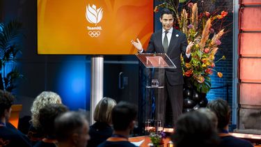 DEN HAAG - Premier Rob Jetten spreekt de sporters toe tijdens een huldiging van de Olympische medaillewinnaars en hun coaches in de Glazen Zaal. ANP REMKO DE WAAL