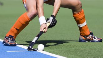 2009-08-22 00:00:00 AMSTELVEEN - Het nemen van een strafcorner, zaterdag tijdens de eerste poulewedstrijd van het Europees kampioenschap hockey tegen Azerbeidjan in het Wagener Stadion in Amstelveen (1-0). ANP XTRA KOEN SUYK
