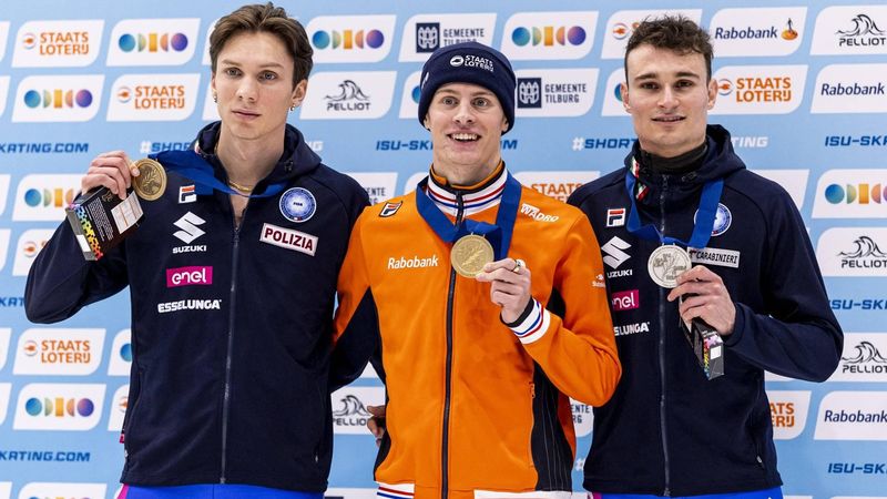 TILBURG - (l-r) Luca Spechenhauser (ITA), Jens Van't Wout (NED), Thomas Nadalini (ITA) tijdens de medailleuitreiking van de 1000 meter tijdens de laatste dag van de Europese kampioenschappen shorttrack. Dit EK was een laatste krachtmeting voor de shorttrackers op weg naar de Olympische Spelen van Milaan. IRIS VAN DEN BROEK / ANP
