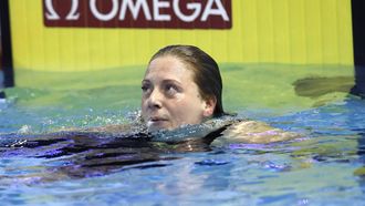 epa11019651 Kira Toussaint of the Netherlands celebrates victory in the Women's 100 meters Backstroke event at the LEN European Short Course Swimming Championships in Otopeni, Romania, 09 December 2023.  EPA/ROBERT GHEMENT