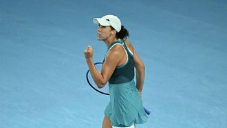 epa11847096 Madison Keys of the USA reacts during her Women’s Singles semifinal match against Iga Swiatek of Poland at the Australian Open tennis tournament in Melbourne, Australia, 23 January 2025.  EPA/JAMES ROSS AUSTRALIA AND NEW ZEALAND OUT