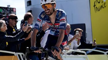 epa12253439 French rider Valentin Paret-Peintre of Soudal Quick-Step team wins the 16th stage of the Tour de France cycling race over 171.5km from Montpellier to Mont Ventoux, France, 22 July 2025.  EPA/CHRISTOPHE PETIT TESSON