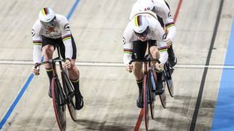 APELDOORN - Harrie Lavreysen, Roy van den Berg en Jeffrey Hoogland in de finale van het Nederlandse mannenteam tijdens de achtervolging op de eerste dag van het EK baanwielrennen in het Apeldoornse Omnisportcentrum. Het toernooi duurt tot en met 14 januari en is het laatste grote internationale toernooi in aanloop naar de Olympische Spelen in Parijs. ANP VINCENT JANNINK