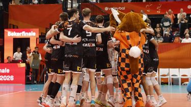 DEN BOSCH - Jannes van der Ham of Orion Stars, Koen Sanders of Orion Stars, Jens Reinders of Orion Stars, Liam McCluskey of Orion Stars, Luuk Hoge Bavel of Orion Stars, Djifa Amedegnato of Orion Stars, Hiago Crins of Orion Stars, Wouter ter Maat of Orion Stars, Lars Ent of Orion Stars, Gijs Jorna of Orion Stars, Eirika Kavli of Orion Stars, Peter Boldizsar of Orion Stars, Tobias Kjaer of Orion Stars, Niels Lipke of Orion Stars, Orion Stars coach Dirk Sparidans  vieren de winst  tijdens de finale bij de mannen van de nationale beker volleybal in Maaspoort. BART STOUTJESDIJK / ANP