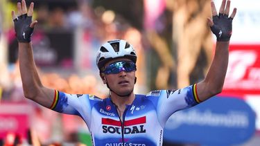 Team Soudal-Quick Step's Belgian rider Tim Merlier celebrates his stage victory as he cycles past the finish line to win the 21st and last stage of the 107th Giro d'Italia cycling race, 125km from Rome to Rome on May 26, 2024.
 
Luca Bettini / AFP