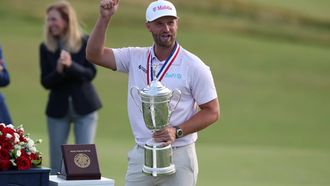 epa13055296 Wyndham Clark of the US celebrates with the trophy after winning the 2026 US Open golf tournament at the Shinnecock Hills Golf Club in Southampton, New York, USA, 21 June 2026.  EPA/SARAH YENESEL