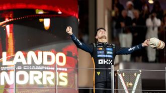 ABU DHABI - Lando Norris (McLaren) viert zijn wereldtitel op het podium van het Yas Marina Circuit na afloop van de Abu Dhabi Grand Prix. ANP SANDER KONING