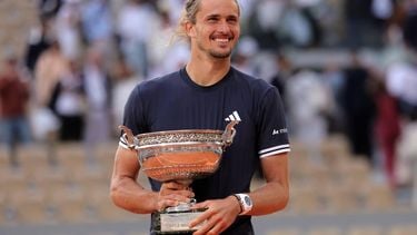 epa13022866 Alexander Zverev of Germany celebrates with the Coup de Mousquetaire trophy after winning his Men's final match against Flavio Cobolli of Italy at the French Open Grand Slam tennis tournament at Roland Garros in Paris, France, 07 June 2026.  EPA/TERESA SUAREZ