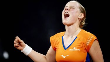DEN HAAG - Susan Lamens in haar partij tegen Katie Boulter tijdens de Billie Jean King Cup tenniswedstrijd, kwalificaties groep F, van Nederland tegen Groot-Brittannië. ANP KOEN VAN WEEL