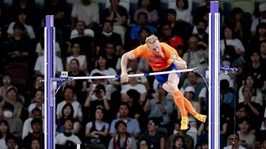 TOKIO - Menno Vloon op het onderdeel Polsstokhoogspringen tijdens de WK atletiek in het Japan National Stadium. ANP ROBIN VAN LONKHUIJSEN