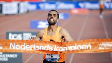 AMSTERDAM - Khalid Choukoud komt over de finish van de 50e editie van de marathon van Amsterdam. Choukoud is daarmee Nederlands kampioen marathon 2025.  ANP KOEN VAN WEEL