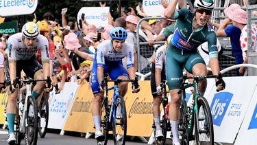 2023-07-12 17:23:21 epa10741943 Green Jersey best sprinter Belgian rider Jasper Philipsen (R) of team Alpecin-Deceuninck wins the 11th stage of the Tour de France 2023, a 180 km race from Clermont-Ferrand to Moulins, France, 12 July 2023.  EPA/CHRISTOPHE PETIT TESSON