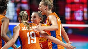 2023-09-01 20:56:27 BRUSSEL - Sarah van Aalen, Indy Baijens in actie tijdens de halve finale van het EK volleybal tegen regerend wereldkampioen Servie. ANP RONALD HOOGENDOORN