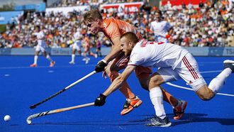 2023-08-27 15:33:12 MONCHENGLADBACH - Koen Bijen van Nederland, Jack Waller van Engeland tijdens de finale van de mannen tegen Engeland op het EK Hockey. ANP OLAF KRAAK