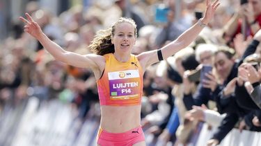 ROTTERDAM - Anne Luijten (NED) tijdens de finish van de 44e editie van de marathon van Rotterdam. ANP IRIS VAN DEN BROEK