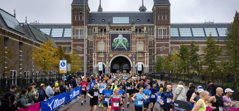 AMSTERDAM - Marathon lopers lopen onder het Rijksmuseum tijdens de 48e editie van de marathon van Amsterdam. ANP RAMON VAN FLYMEN