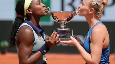 US Coco Gauff and Czech Republic's Katerina Siniakova (R) kiss the trophy after winning the women's doubles final match against Italy's Jasmine Paolini and Italy's Sara Errani on Court Philippe-Chatrier on day fifteen of the French Open tennis tournament at the Roland Garros Complex in Paris on June 9, 2024. 
Dimitar DILKOFF / AFP