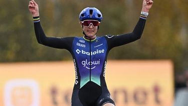 Dutch rider Lucinda Brand celebrates as she crosses the finish line to win the women's elite at the 'Jaarmarktcross' cyclocross cycling event part of the Superprestige competition, in Niel on November 11, 2025. 
DAVID PINTENS / Belga / AFP