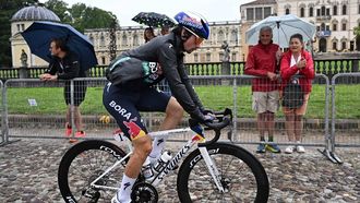 epa12138351 Slovenian rider Primoz Roglic of Red Bull - Bora - Hansgrohe team arrives at the start of the 16th stage of the 108 Giro d'Italia 2025, cycling race over 203 km from Piazzola sul Brenta to San Valentino, Italy, 27 May 2025.  EPA/LUCA ZENNARO