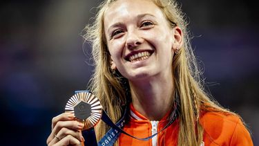 PARIJS - Femke Bol haar bronzen medaille tijdens de medailleceremonie van de olympische atletiekwedstrijden. ANP REMKO DE WAAL